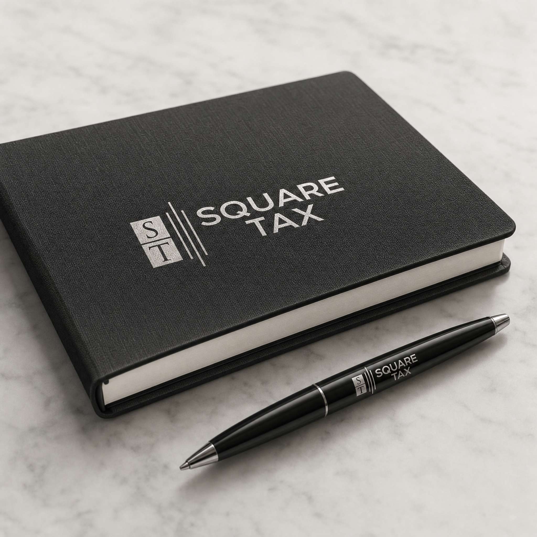 Stift auf Schreibtisch — SquareTax Kanzlei